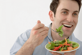 Mangiare insalata di verdure mentre si cura la prostatite