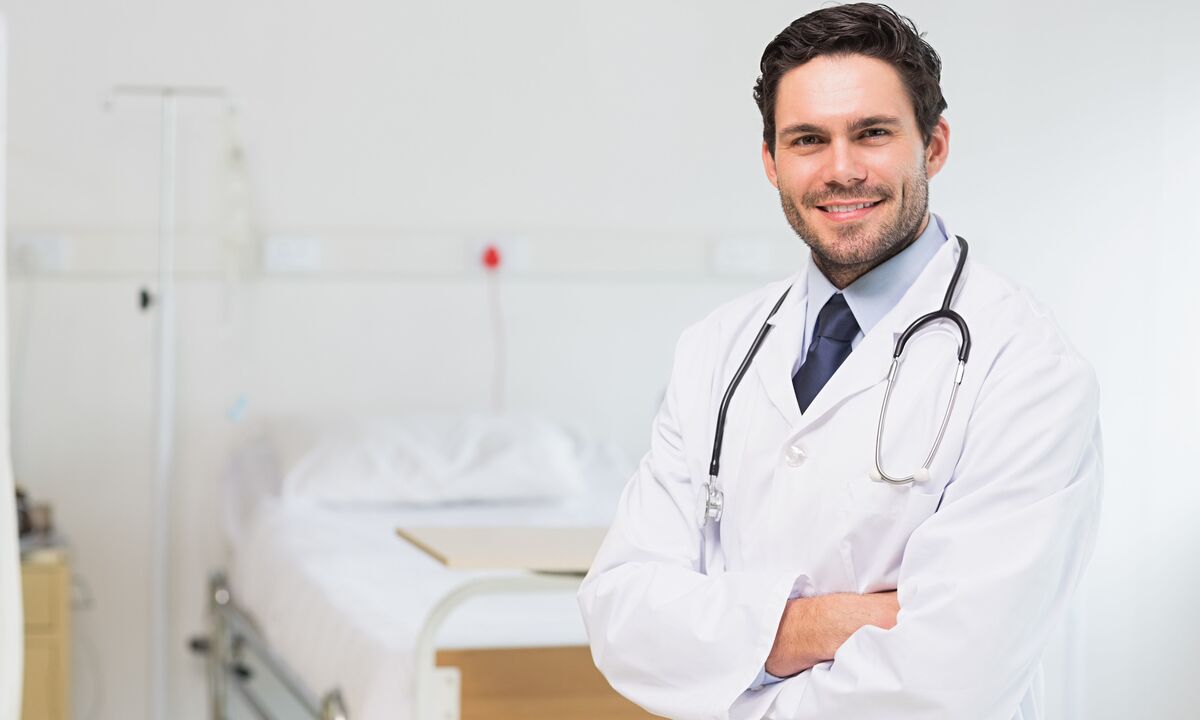 Il medico prescrive i farmaci per il trattamento della prostatite in base al risultato delle analisi